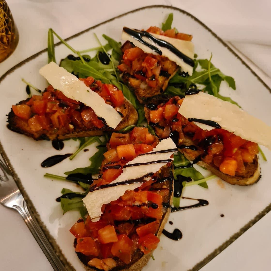 Klassische Bruschetta mit Crustini