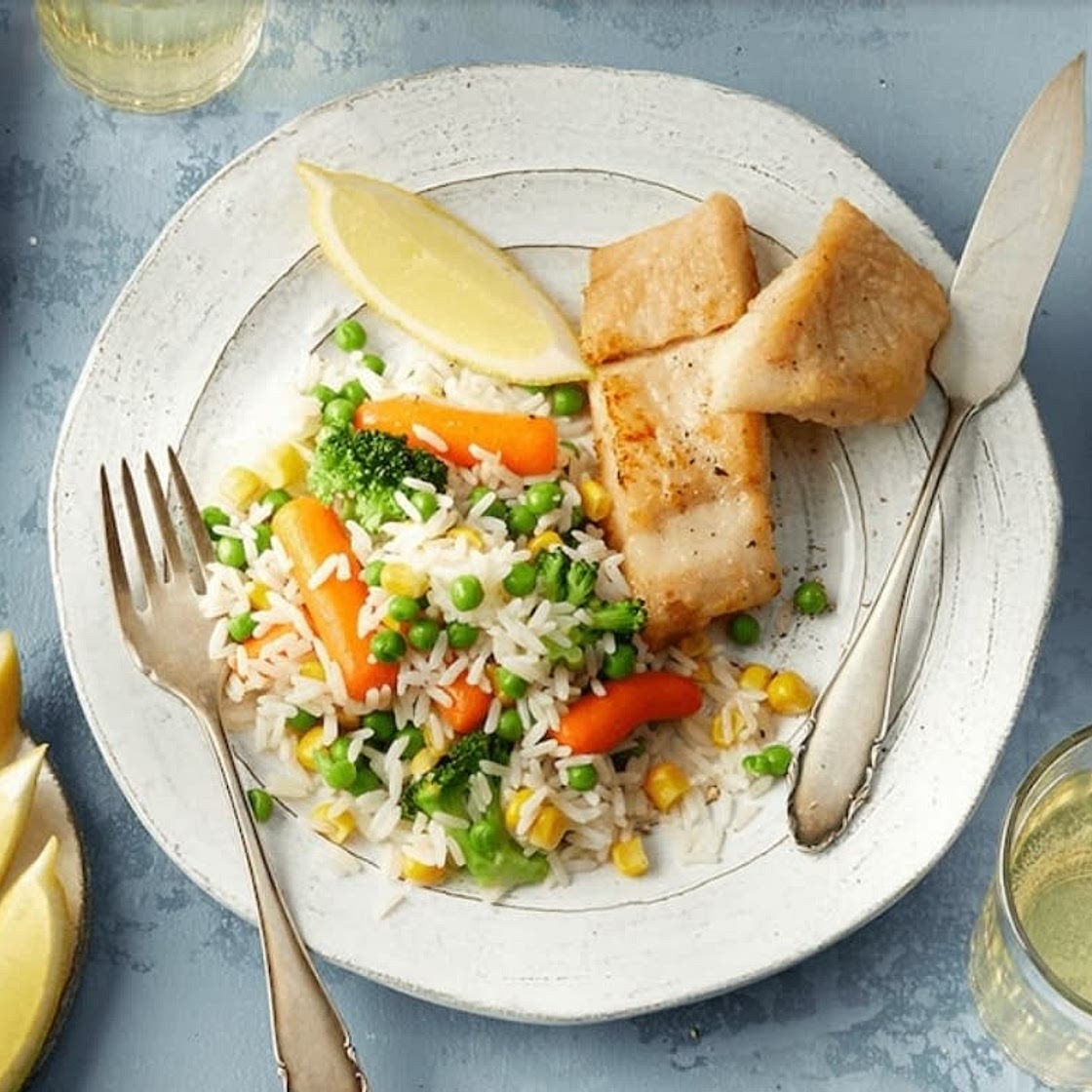 Gebratenes Fischfilet auf Gemüse-Reis