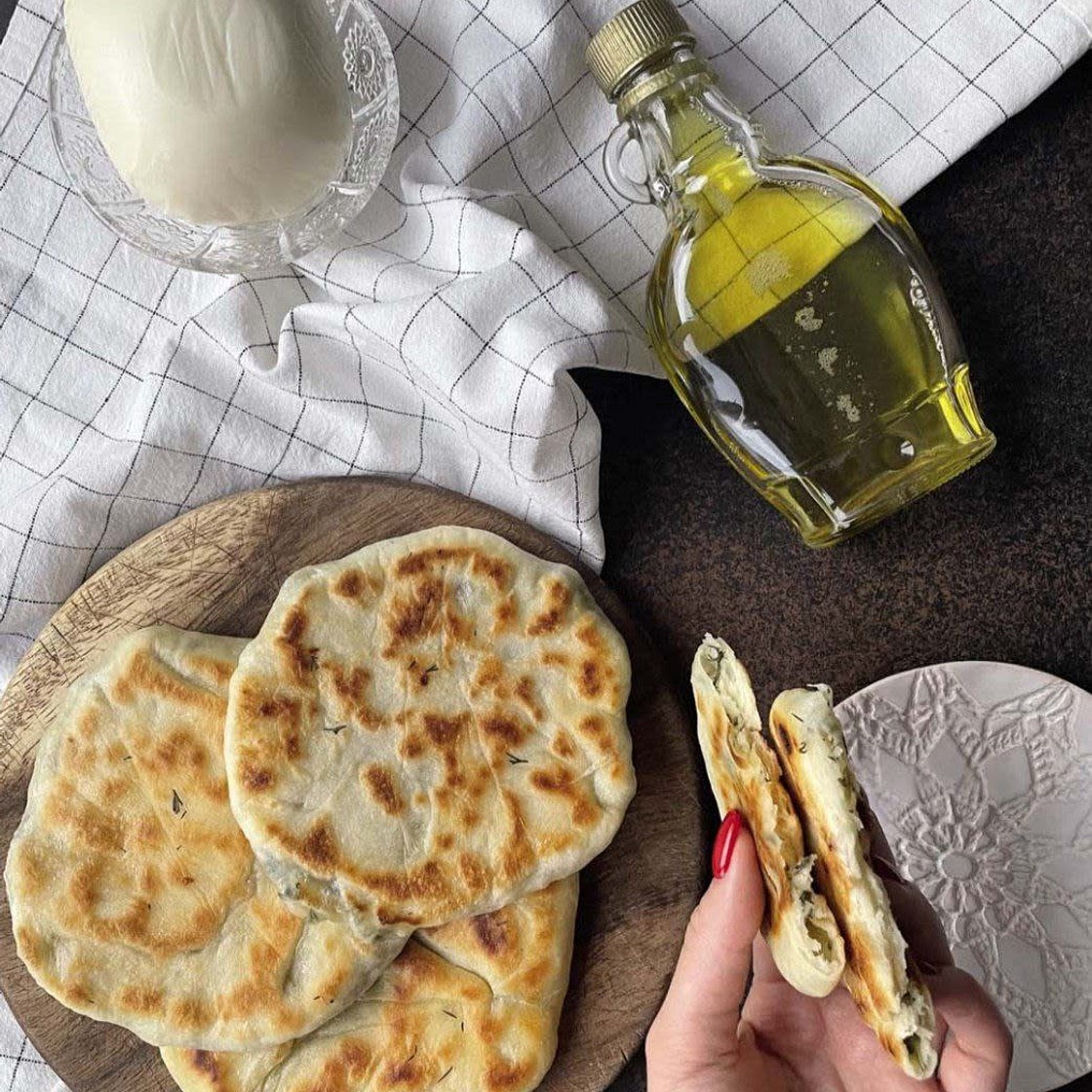 ЛЕПЕШКИ С ЗЕЛЕНЬЮ И СУЛУГУНИ