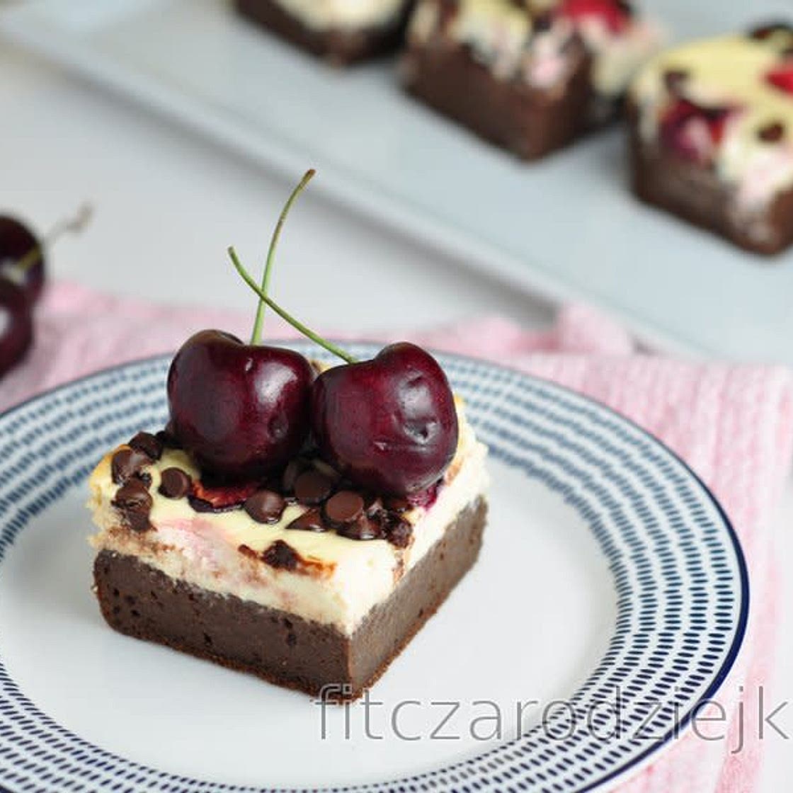 Sernik brownie z wiśniami
