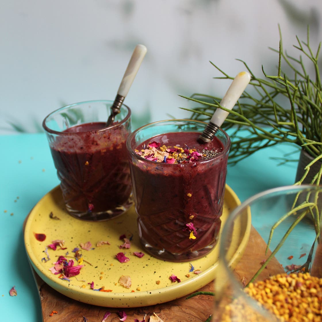 The Game-Changing Detox Berry Smoothie Mixed Recipe with Spinach (High in Antioxidants)
