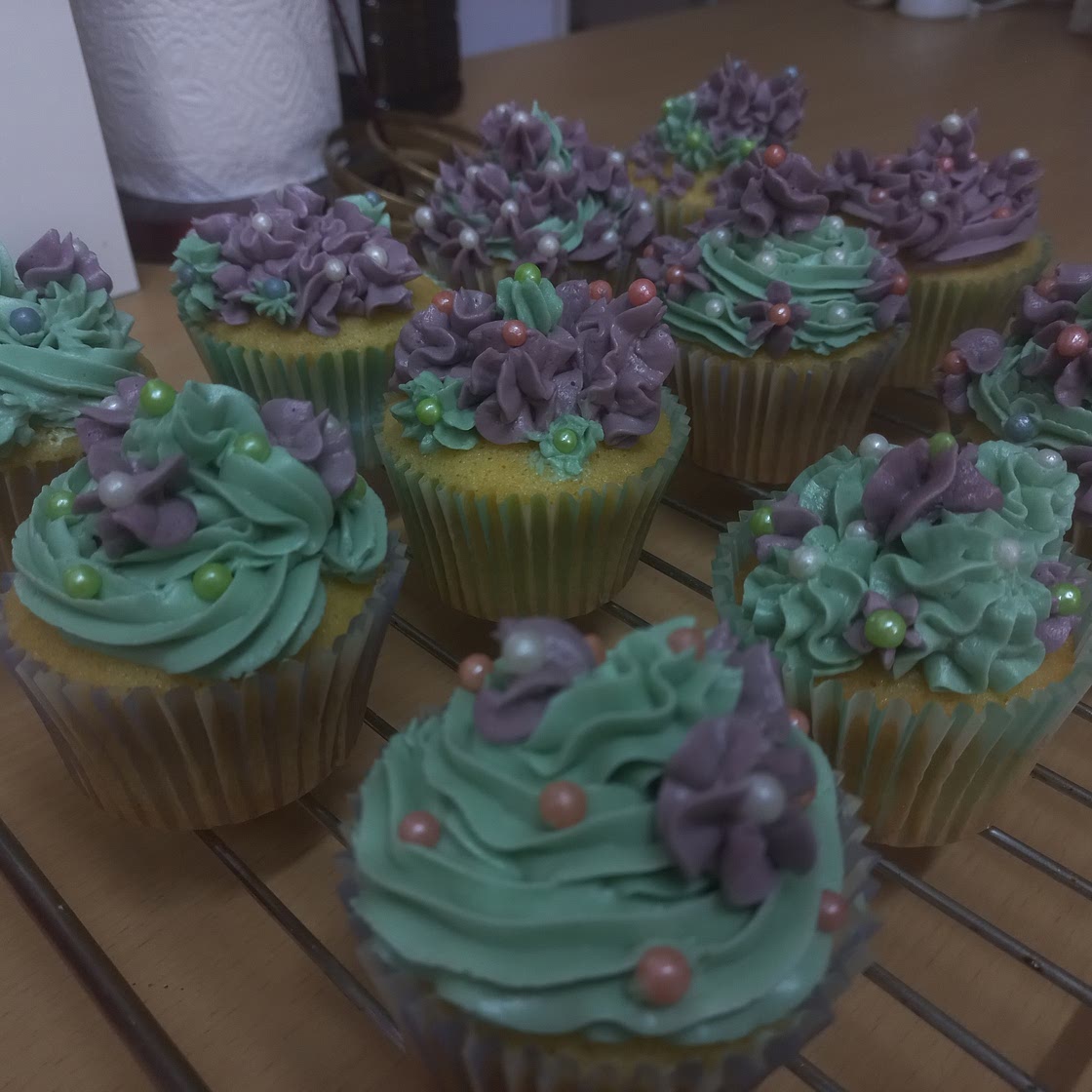 Vinila cupcakes with buttercream icing