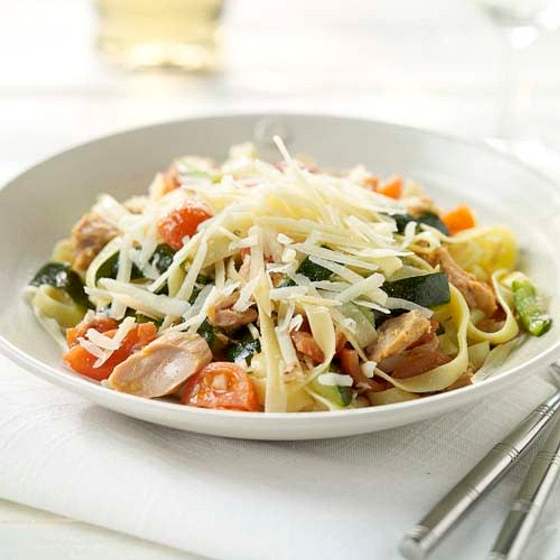 Pâtes au thon, courgettes et tomates cerises