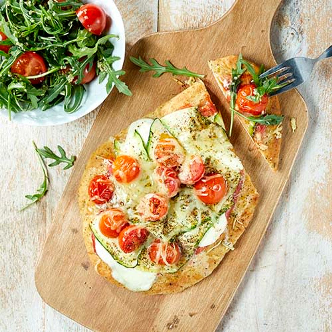pizza de pain naan à la courgettes et aux tomates cerises
