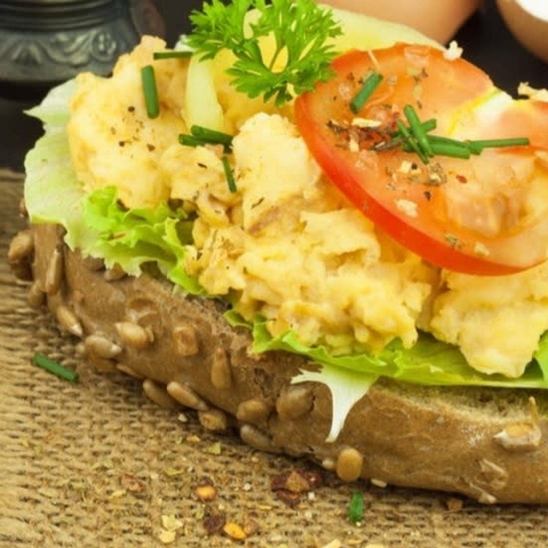 Körnerbrötchen mit Ei