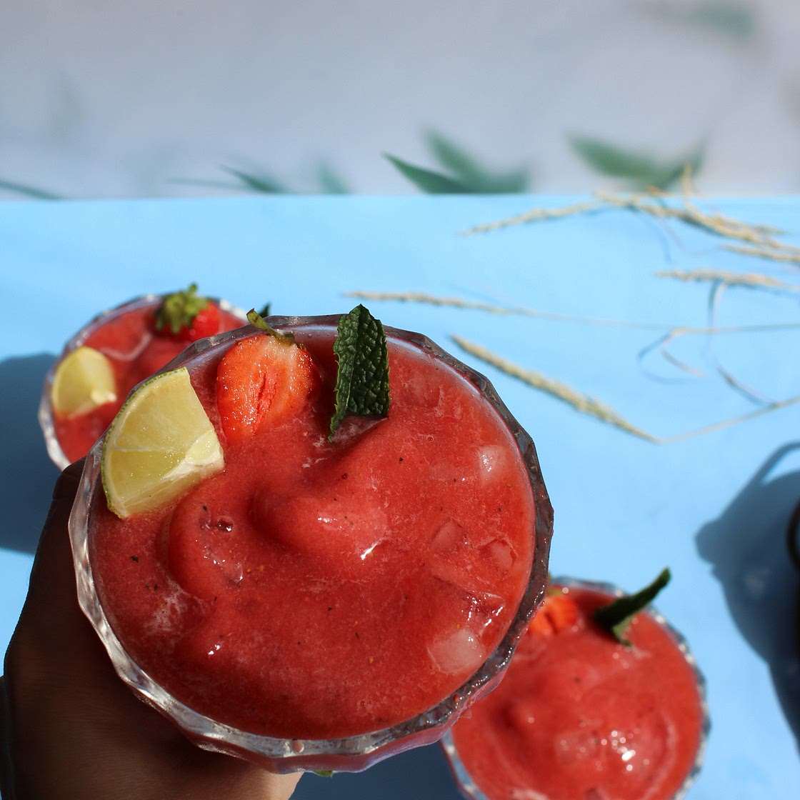Cleansing Detox Smoothie With Watermelon, Pineapple and Mint You'll be obsessed with this Summer!