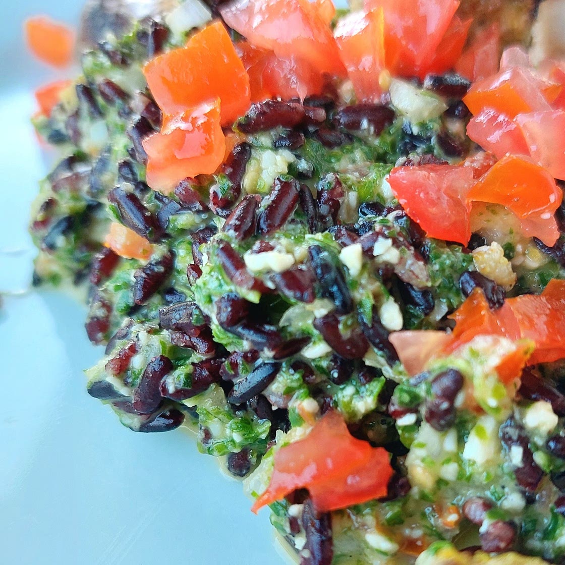 Black rice with rucola pesto and cherry tomatoes