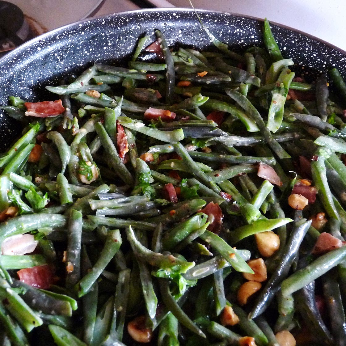 Green beans with hazelnuts and bacon servings = 4 as a side dish