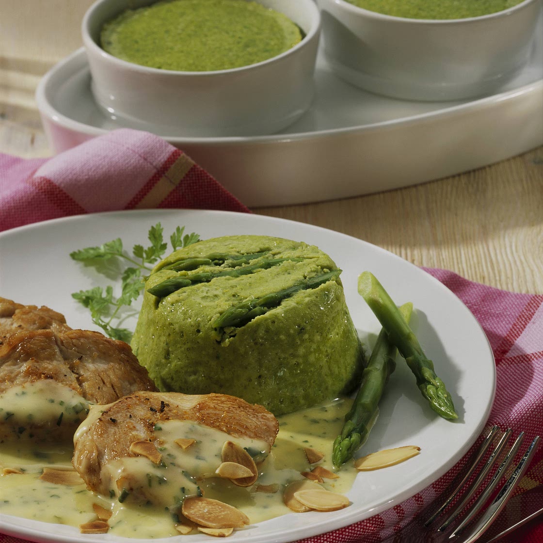 Grüner Spargel-Flan mit Mandelblättchen-Hollandaise