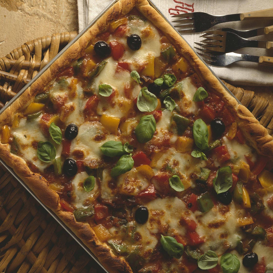Ratatouille-Pizza mit Basilikum