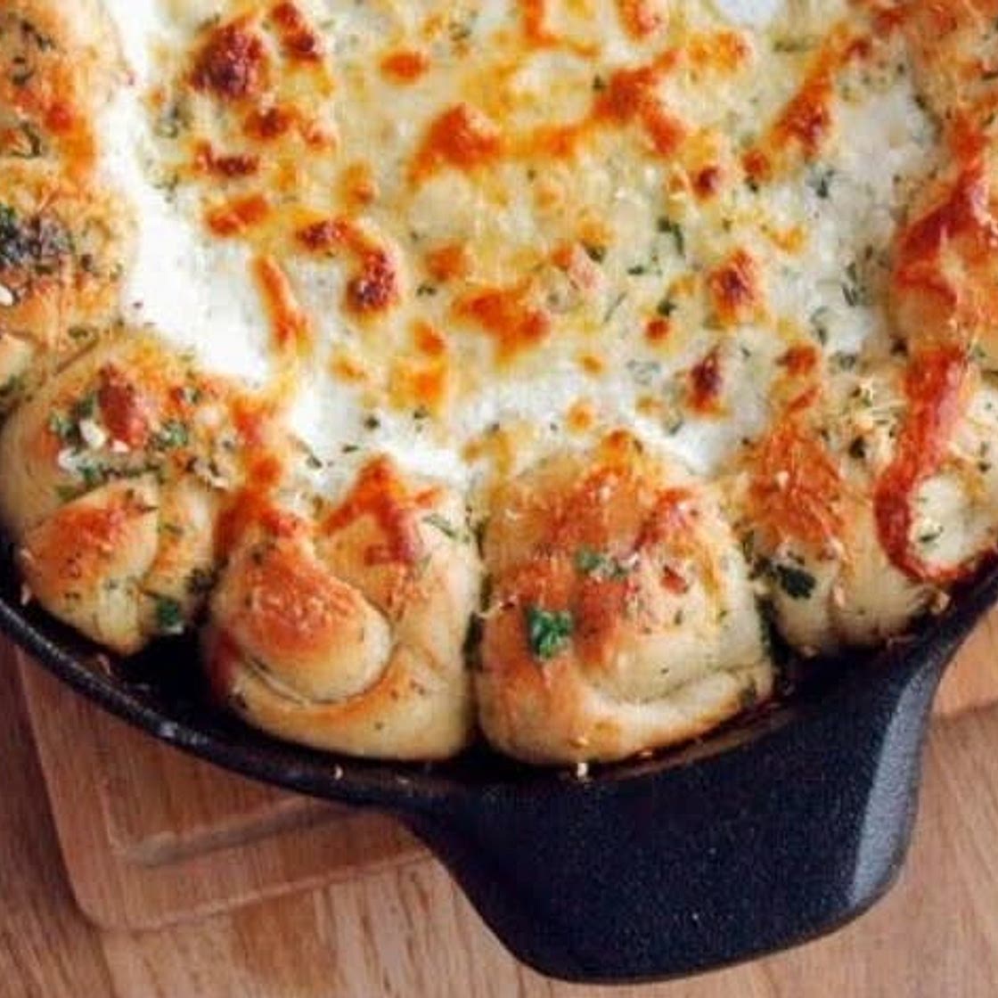 D'licious Cheesy Garlic Knot Pizza Dip