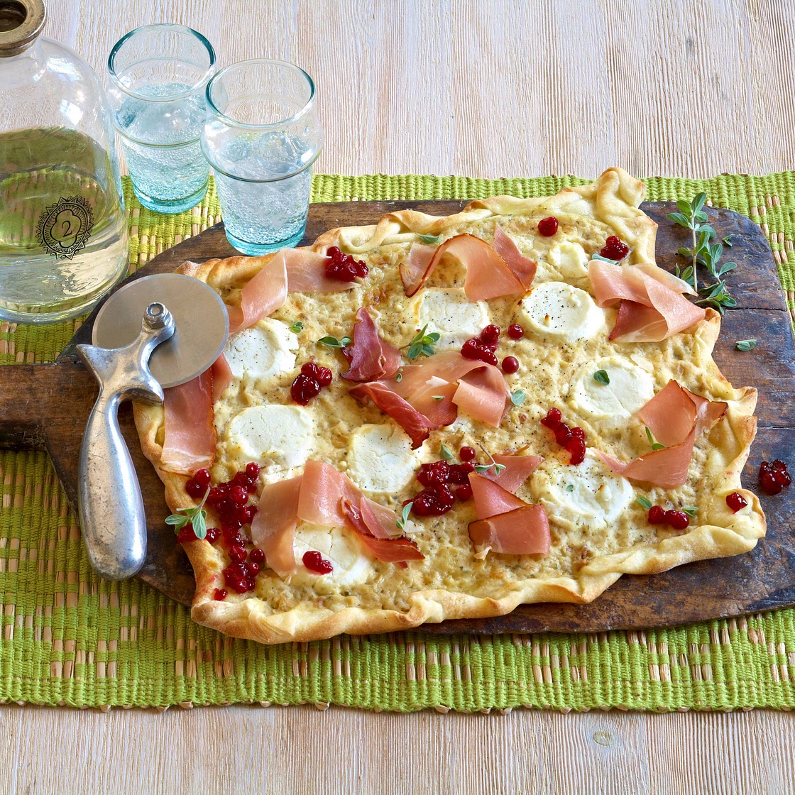 Flammkuchen mit Ziegenkäse und Schwarzwälder Schinken