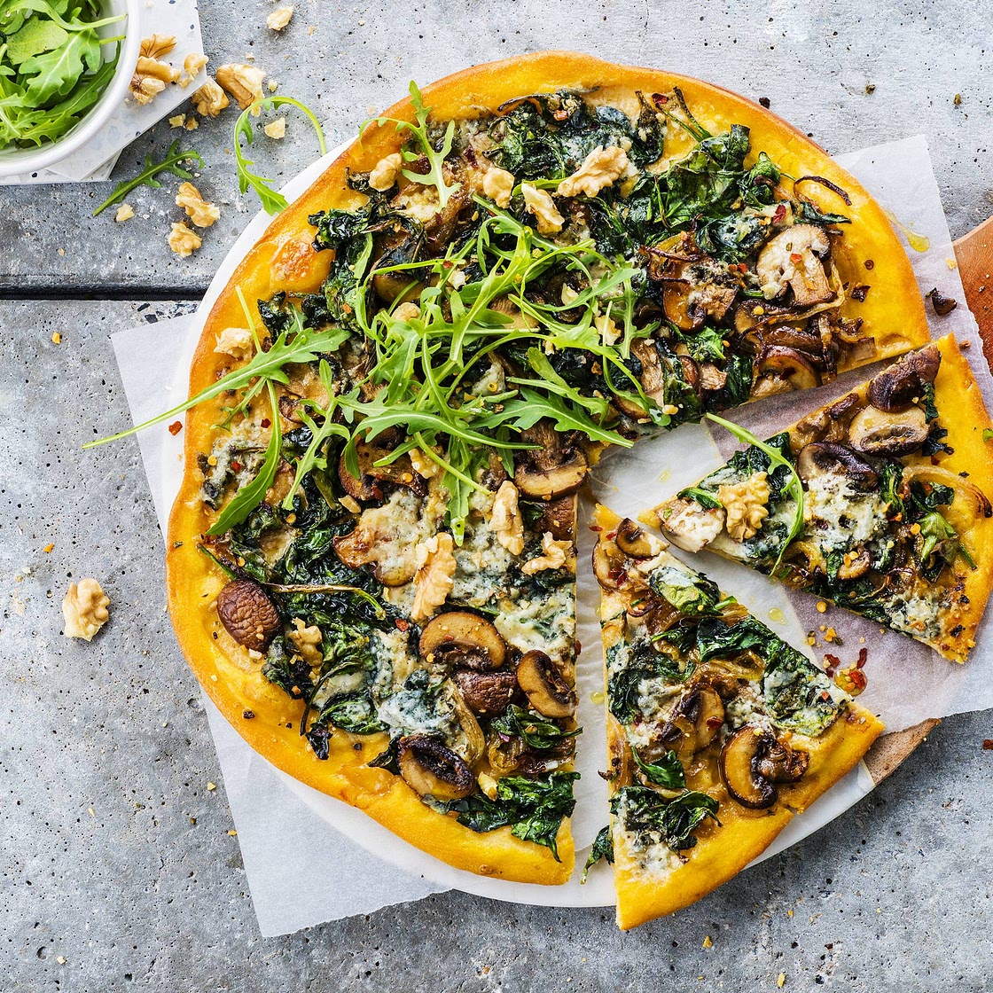 Süßkartoffel Pizza mit Spinat und Blauschimmelkäse