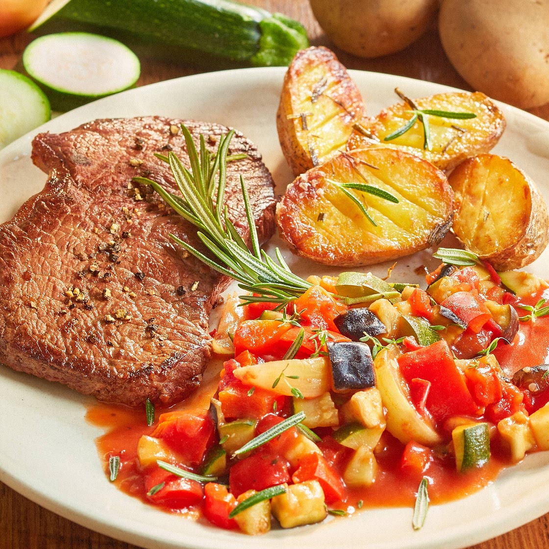 Steak mit Ofenkartoffeln und Ratatouille