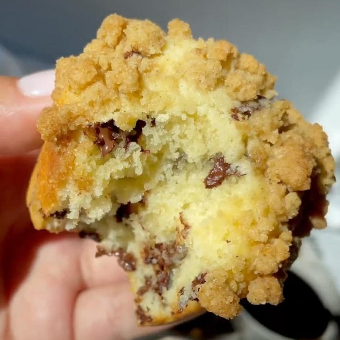 D'licious Chocolate Chip Streusel Muffins