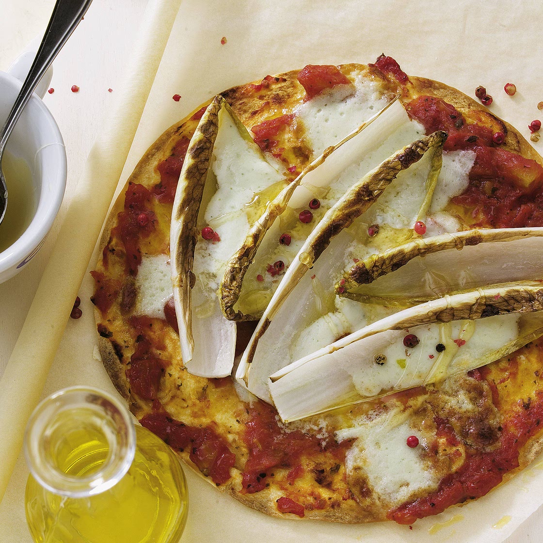 Tortilla-Pizza mit Chicorée und Gorgonzola