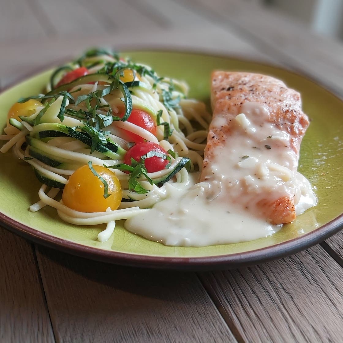 Linguine, courgettes, tomates cerise, saumon.