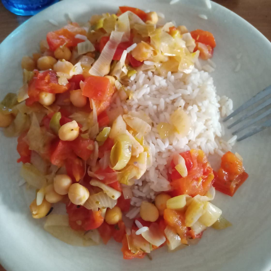 CURRY DE POIS CHICHES, TOMATES ET POIREAUX