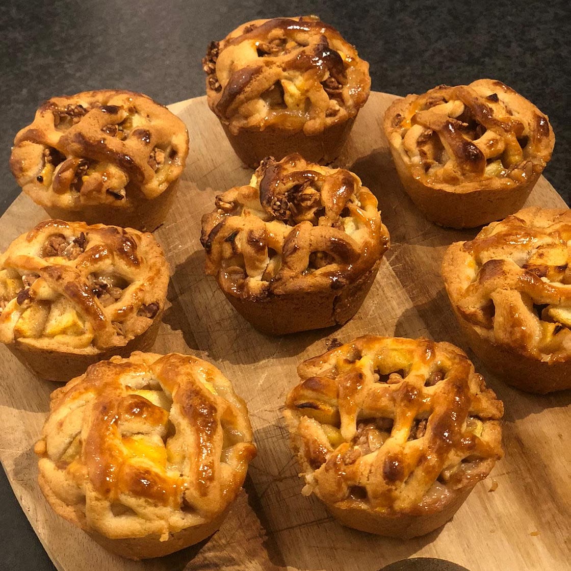 mini apple pie with vanilla cream