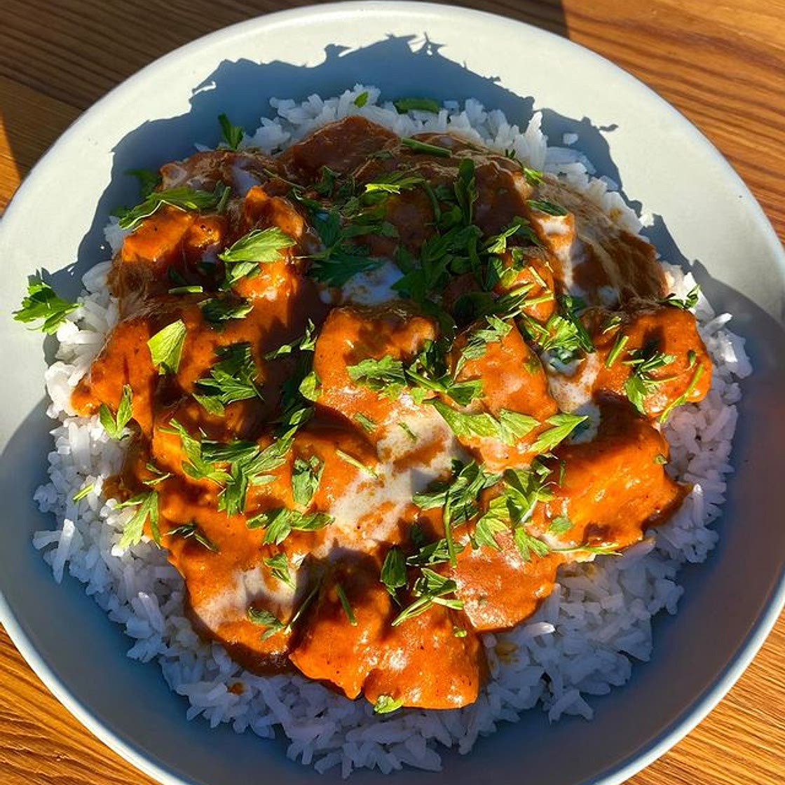 VEGAN BUTTER “CHICKEN”🤩 // full recipe ↓ INGREDIENTS: - 500 g tofu - Splash of oil - 2-3 tbsp cornstarch - 1 onion- chopped - 5 garlic cloves- minced - 1/2 cup tomato paste - 2 tsp paprika + 2 tsp garam masala + 2 tsp curry powder (add more if needed) - 3