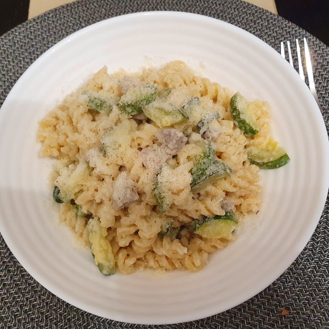Pasta z cukinią i białą kiełbasą