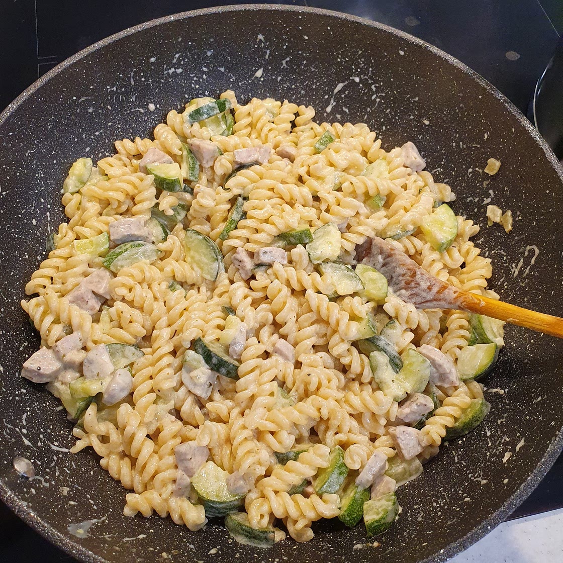 Pasta z cukinią i białą kiełbasą