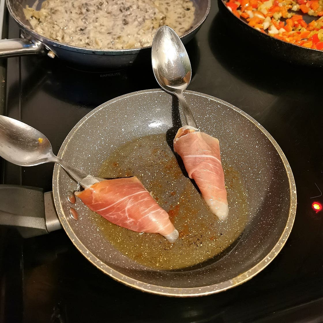 Conos de jamón con crema de setas