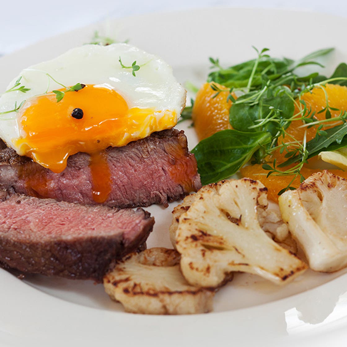 Steak à cheval, rösti et sauce orientale