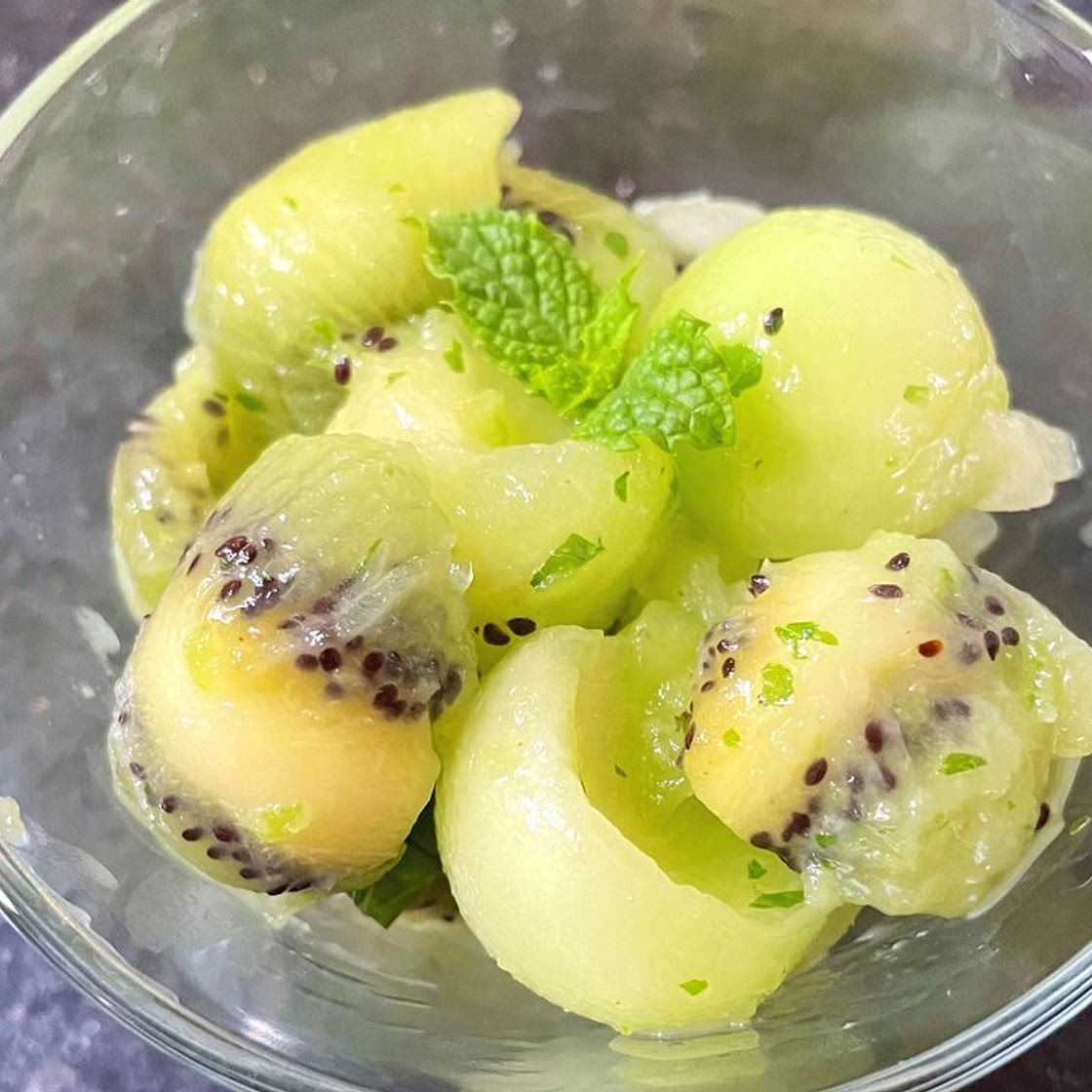 *EASY* Honeydew and Kiwi Mojito Fruit Salad — Bottomless Chef