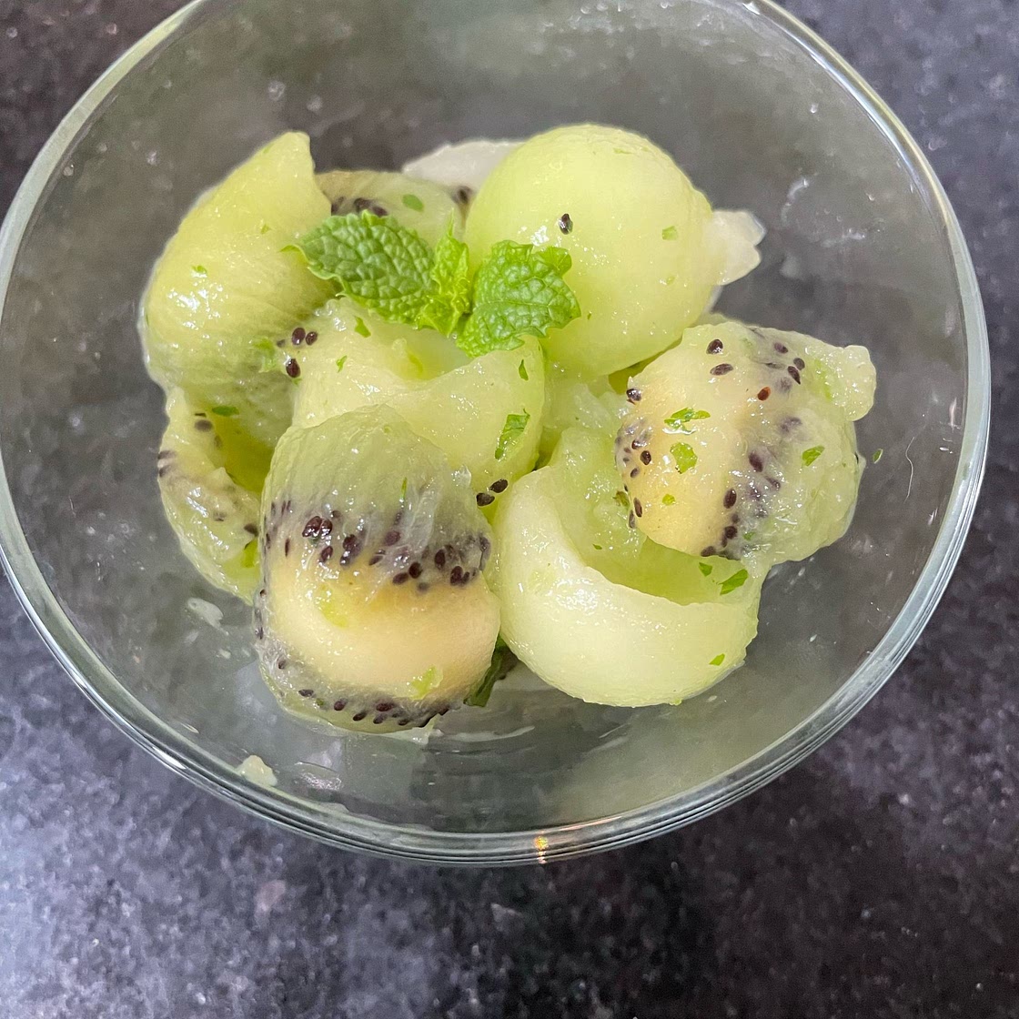 *EASY* Honeydew and Kiwi Mojito Fruit Salad — Bottomless Chef