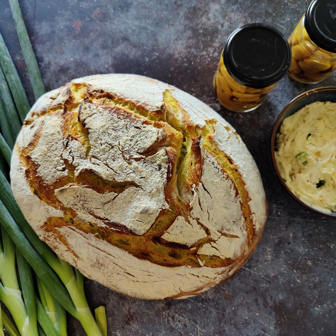 Lente-ui/kurkuma brood met verse knoflookboter