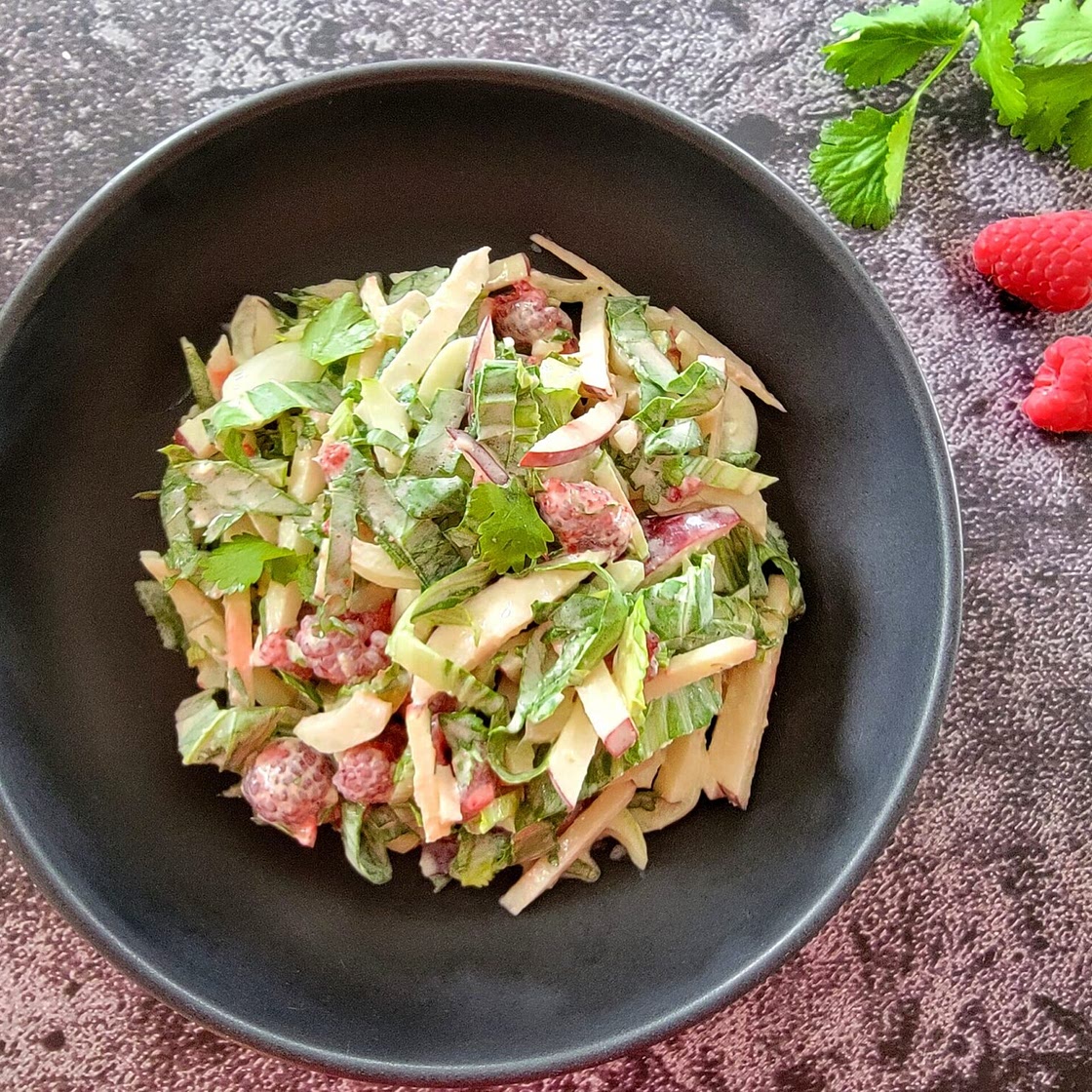 Salade de chou chinois, pomme et framboises - Mouvement J’aime les fruits et légumes
