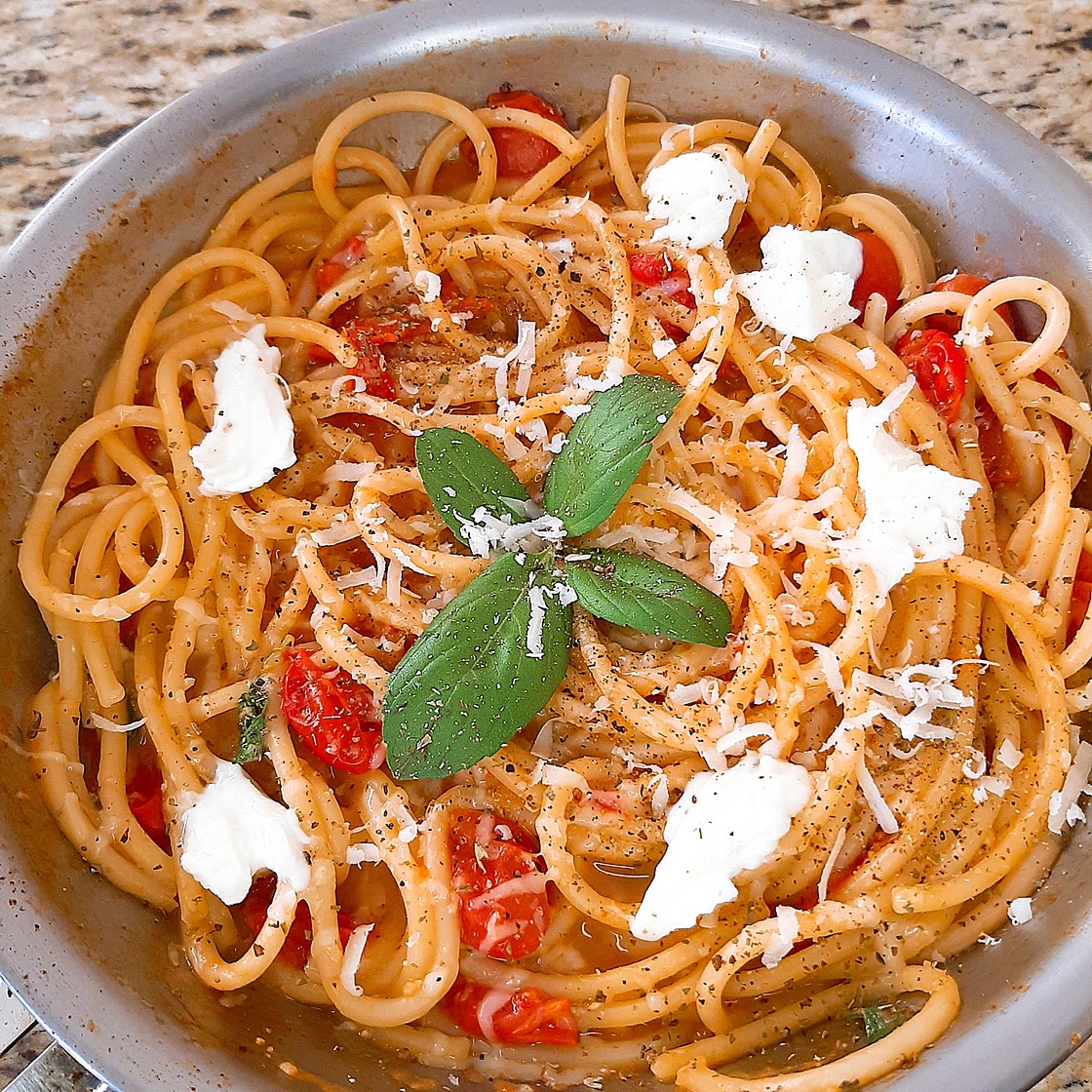 FRESH TOMATOES MOZZARELLA BASIL PASTA 🌿🍅 MARGHERITA 🤔