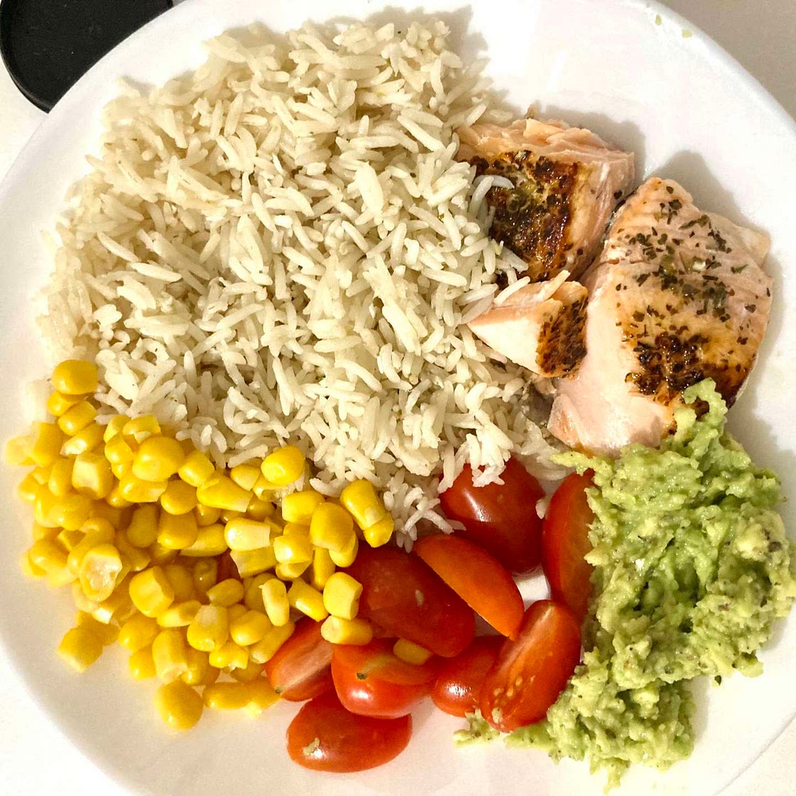 Salmon and rice salad with 🥑, 🍅, 🌽