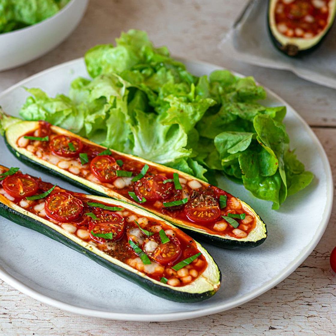 Courgettes farcies façon pizza, mozzarella - tomate & chorizo - Amandine Cooking