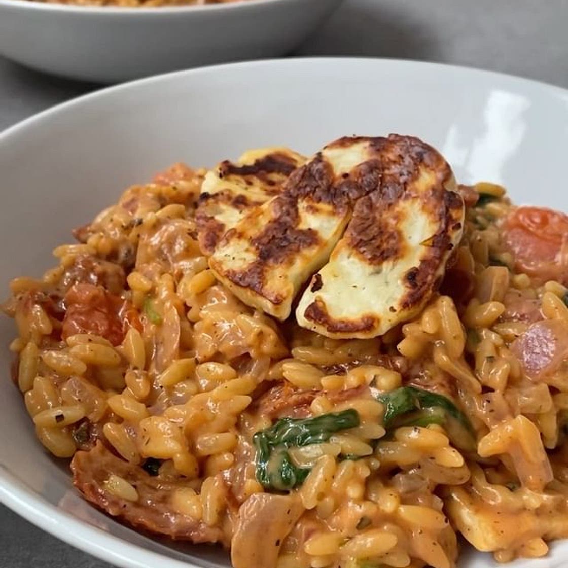 Halloumi &amp; tomato orzo 😚🤌🏻 this was absolutely delish! The orzo obsession is returning without a doubt 🤣 promise you won’t regret saving and trying this one team!!! Recipe makes 2 big portions!⁣ ⁣ Ingredients:⁣⁣⁣ 1 onion⁣⁣ 150g reduced fat halloumi