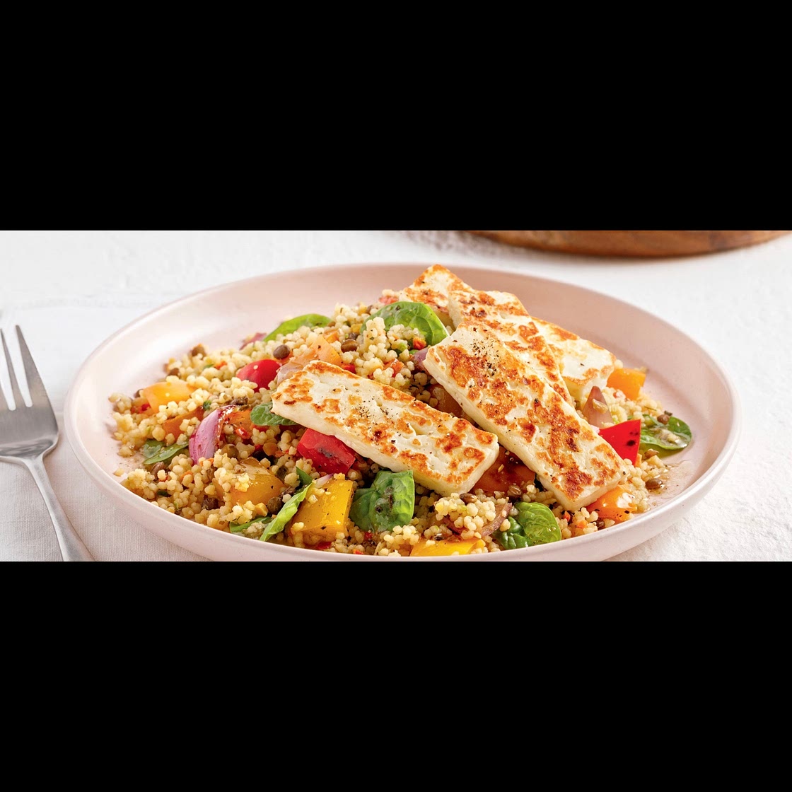 Salade de couscous aux poivrons et halloumi