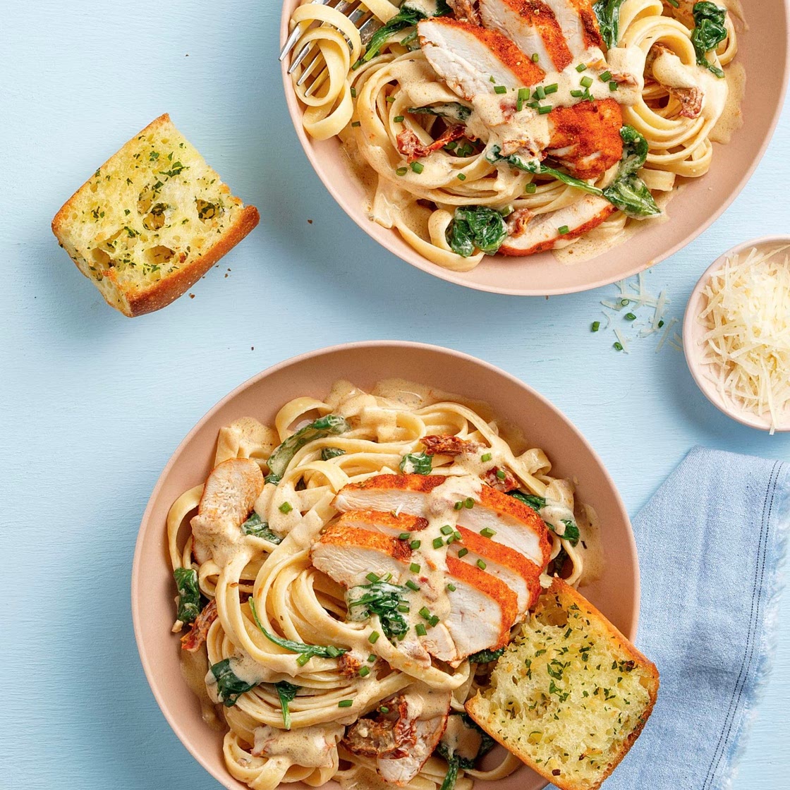 Fettucines Alfredo au poulet, épinards et tomates