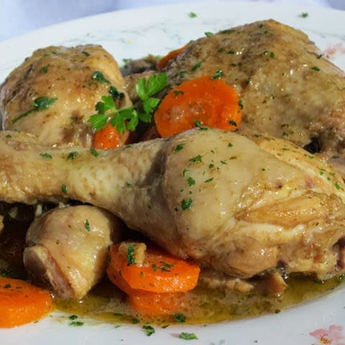 Pollo en salsa de cebollas y zanahorias
