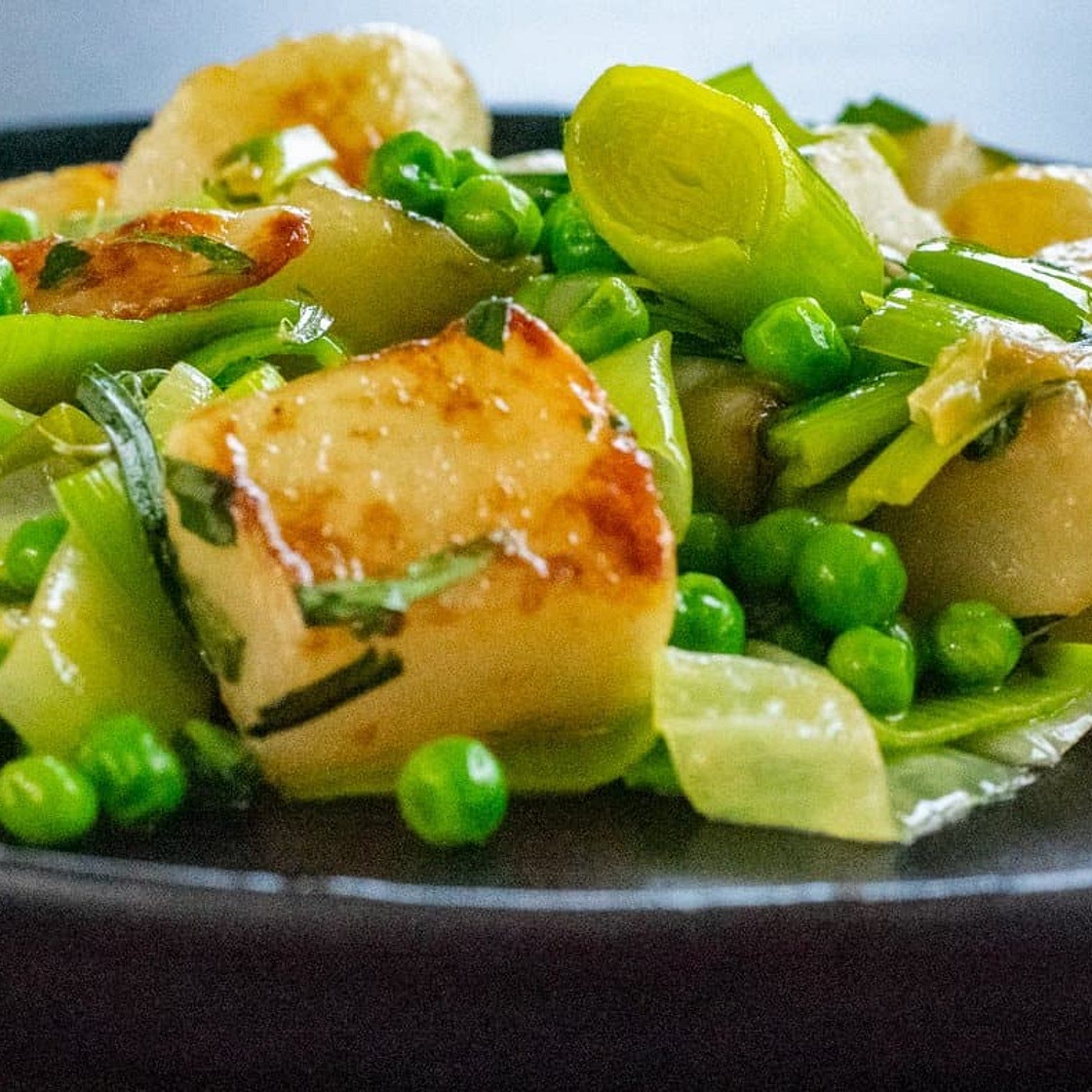 Sweet and buttery turnip with leeks, peas and tarragon