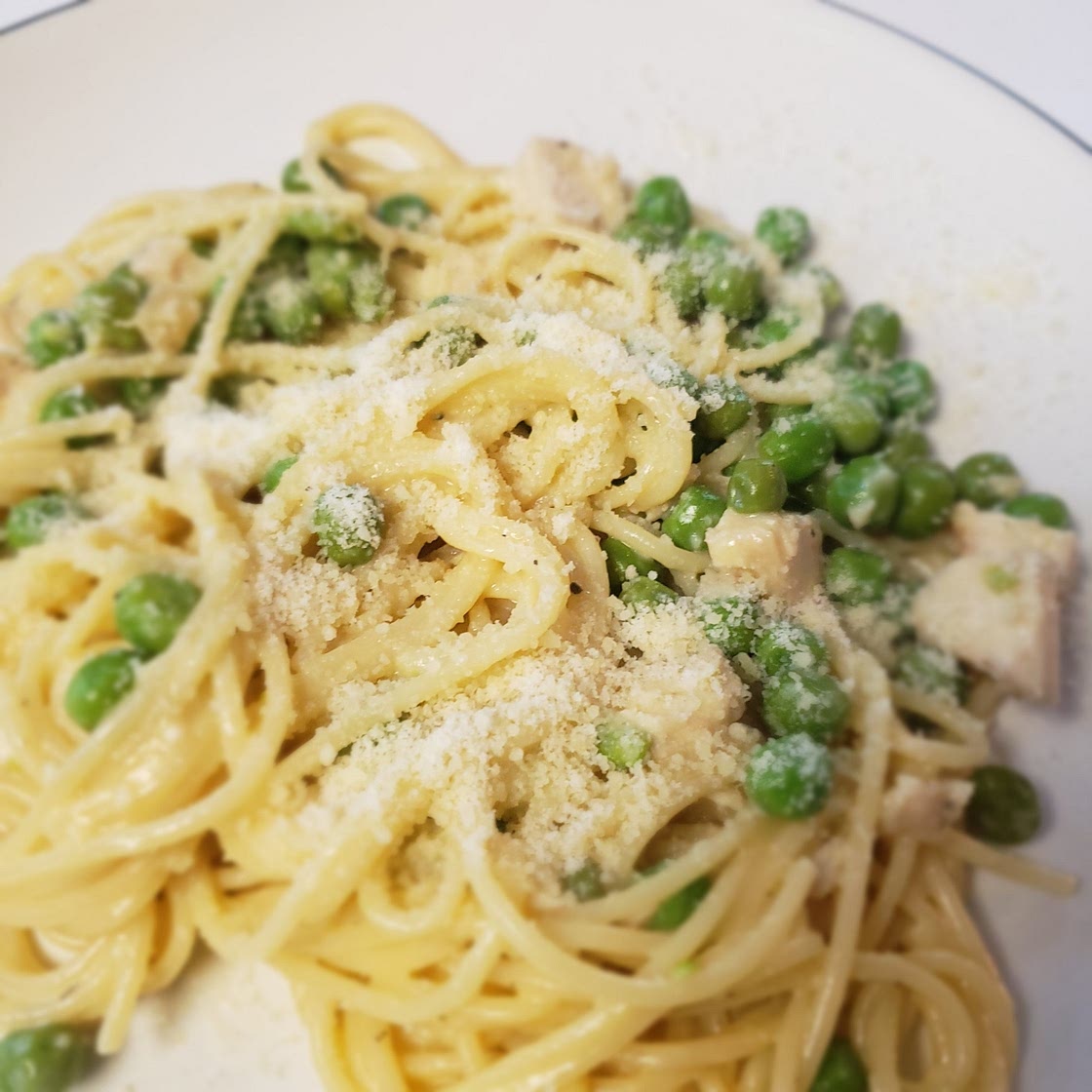 Simple Spaghetti with Garlic, Peas & Parmesan