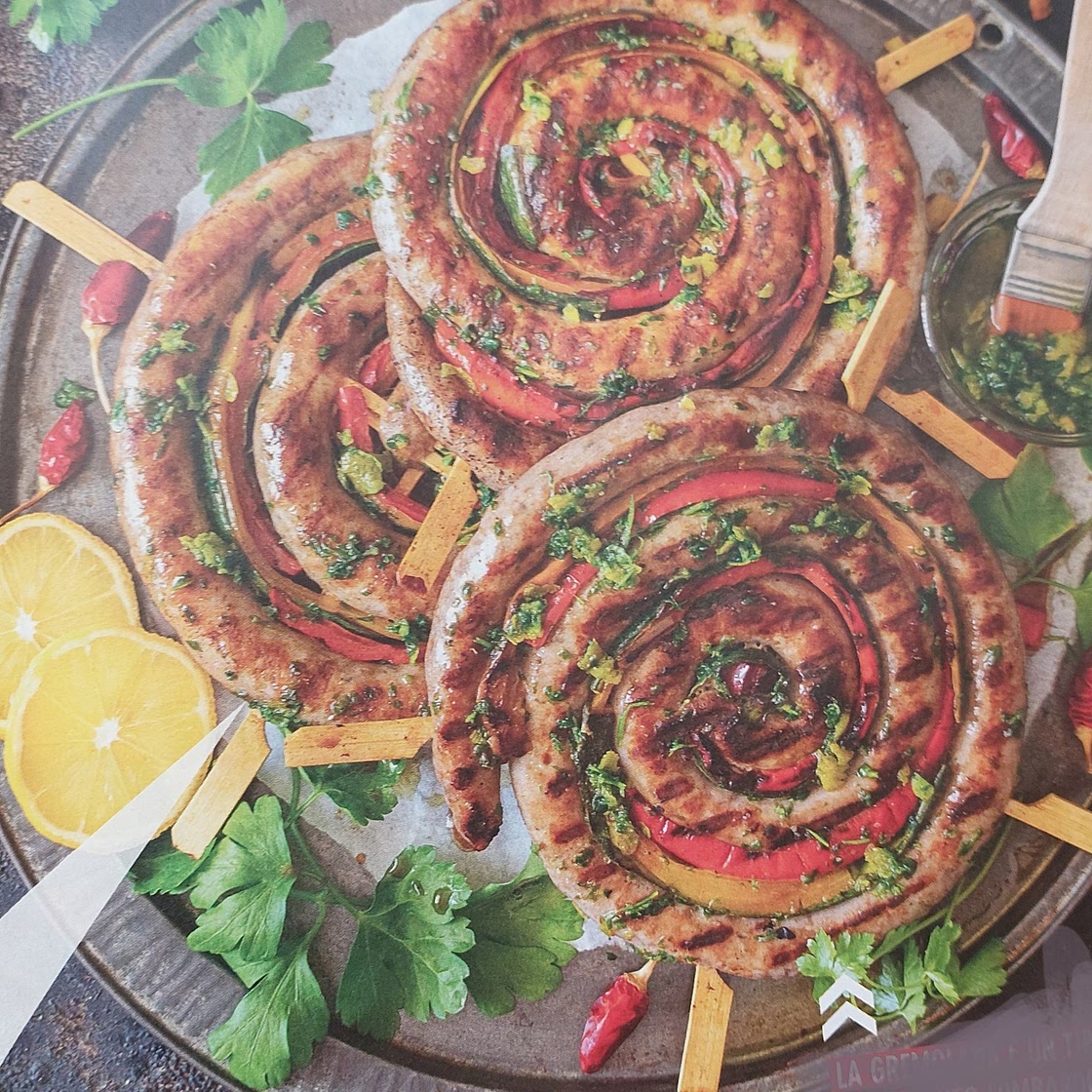 Girelle di salsiccie, zucchine e peperoni con gremolada