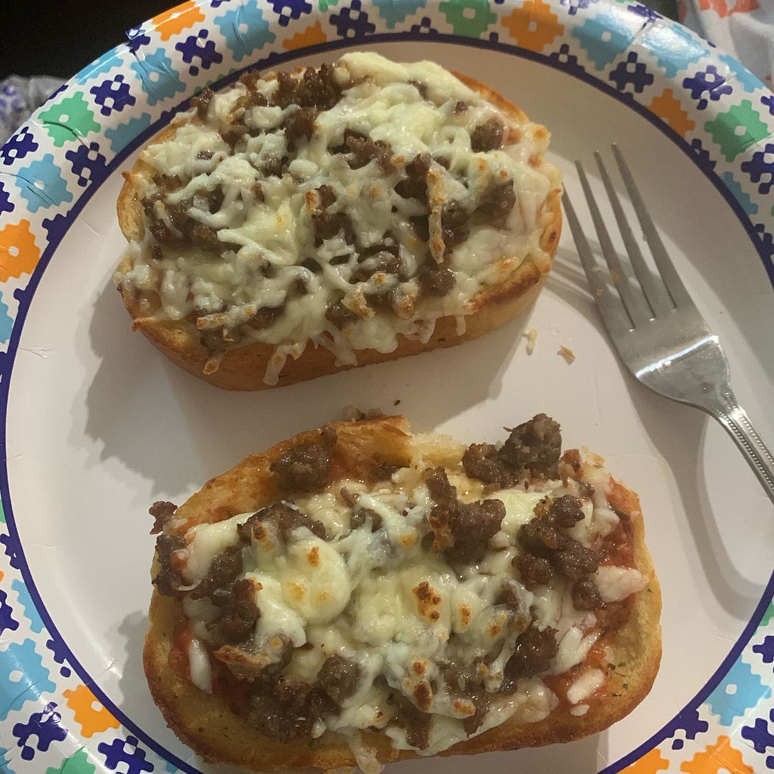 Quick & Easy Dinner Idea: Garlic Toast Pizzas