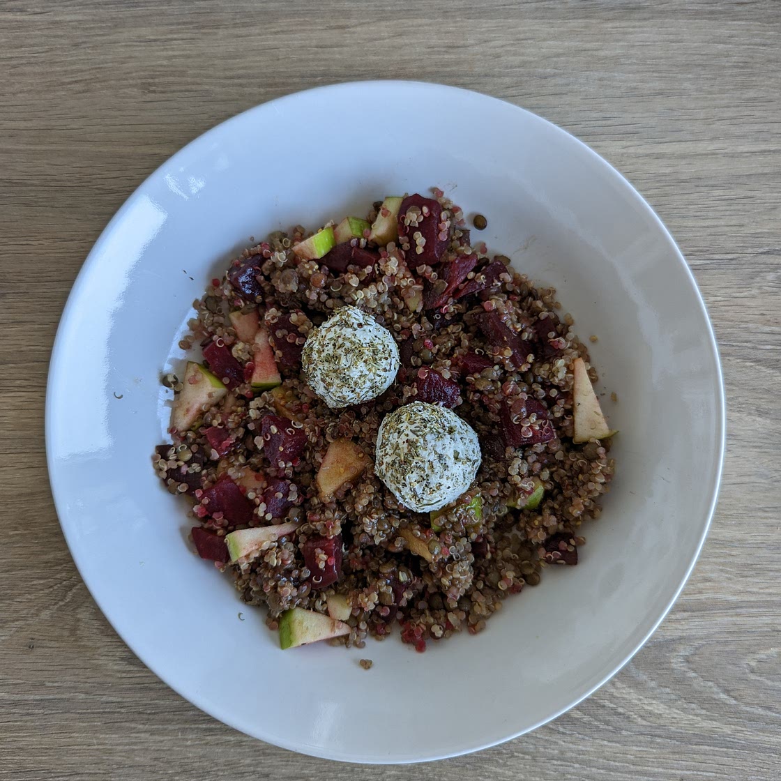 Salade quinoa, lentilles, pomme, betterave et chèvre frais