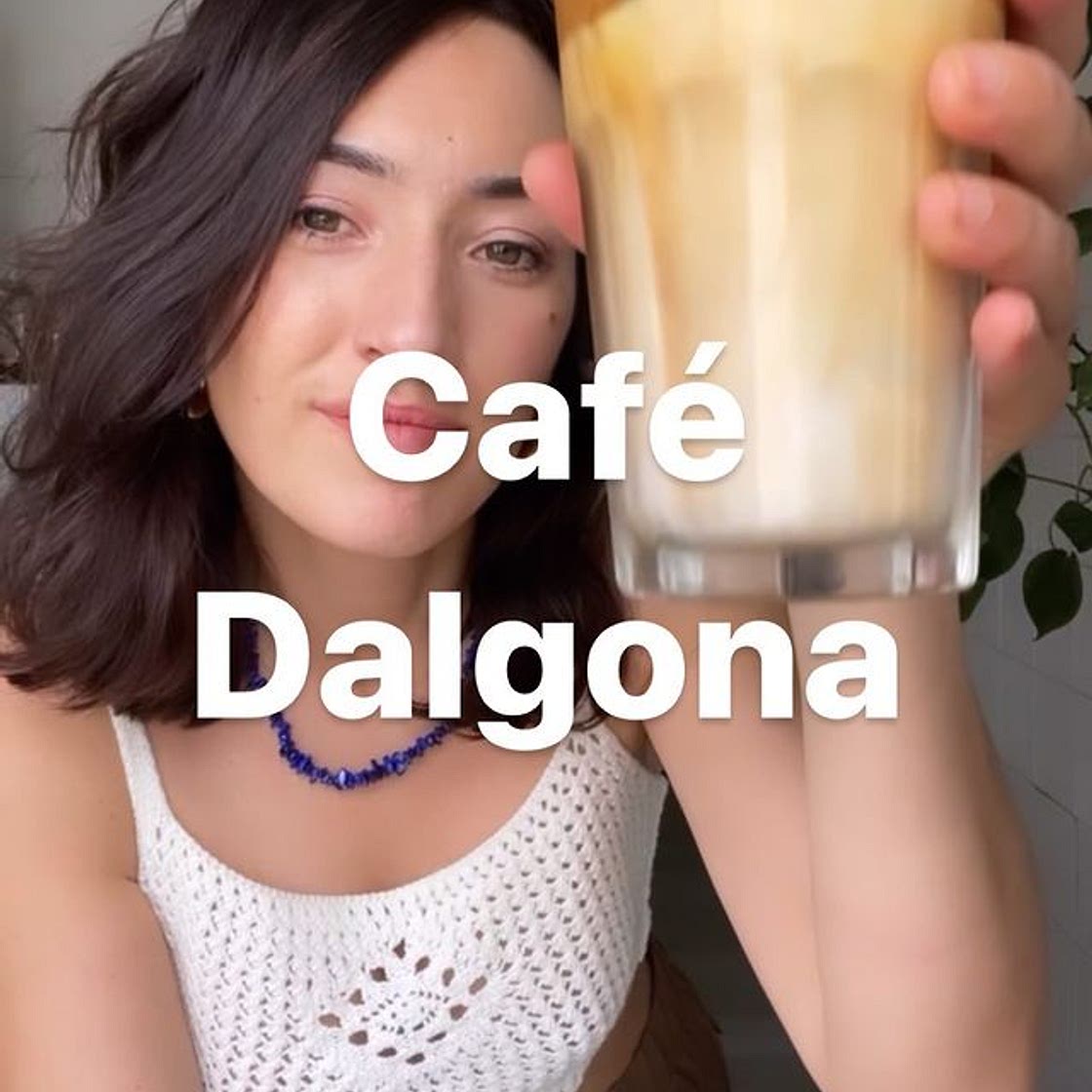 CAFÉ DALGONA ☕️🧊🤙🏼☕️🧊🤙🏼 El café helado más rico y cremoso del verano: also archiconocido en TikTok. Resulta que Dalgona viene de la palabra coreana “dalguna” que quiere decir “está dulce”, y también se le llama Whipped Coffee o Desi Cappuccino. A mi 