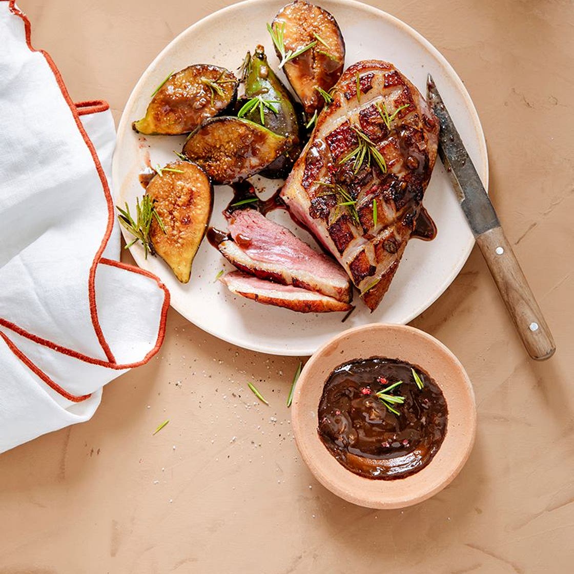 Magrets de canard marinés au café et figues au barbecue