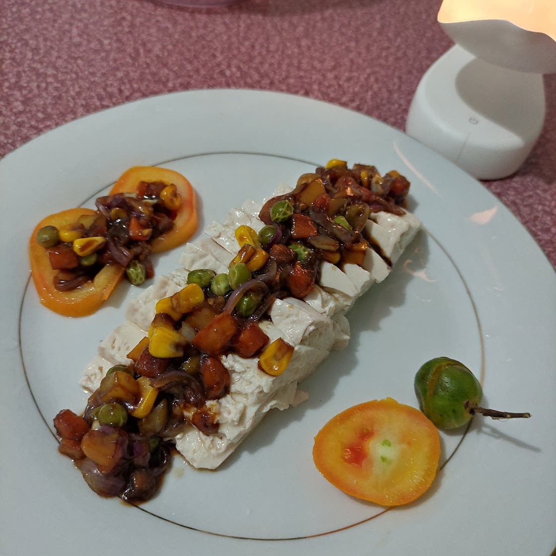 Plain tofu with veggies as toppings