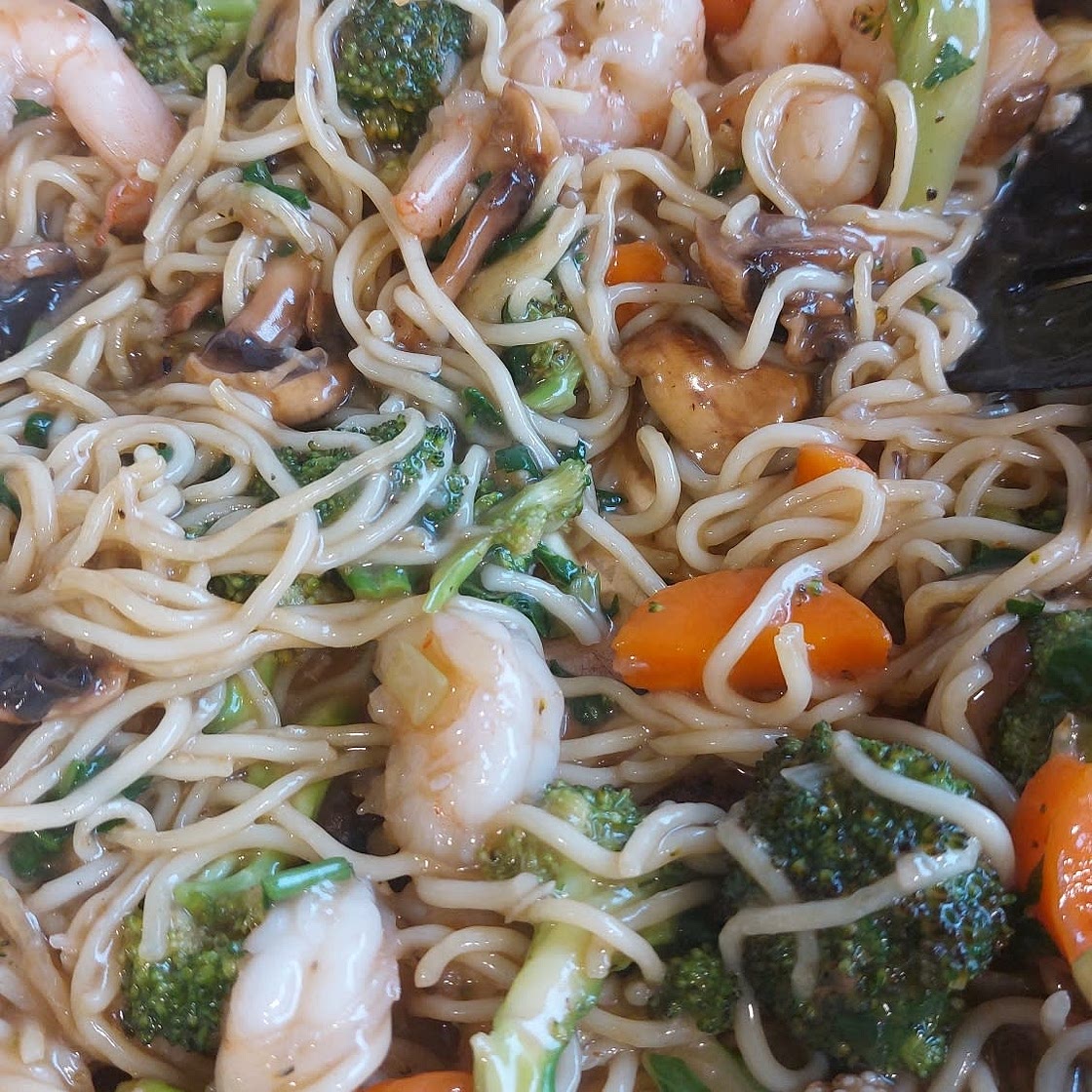 Chinese Crispy Noodles with saucy Chicken and Vegetables (crispy CHOW MEIN!)