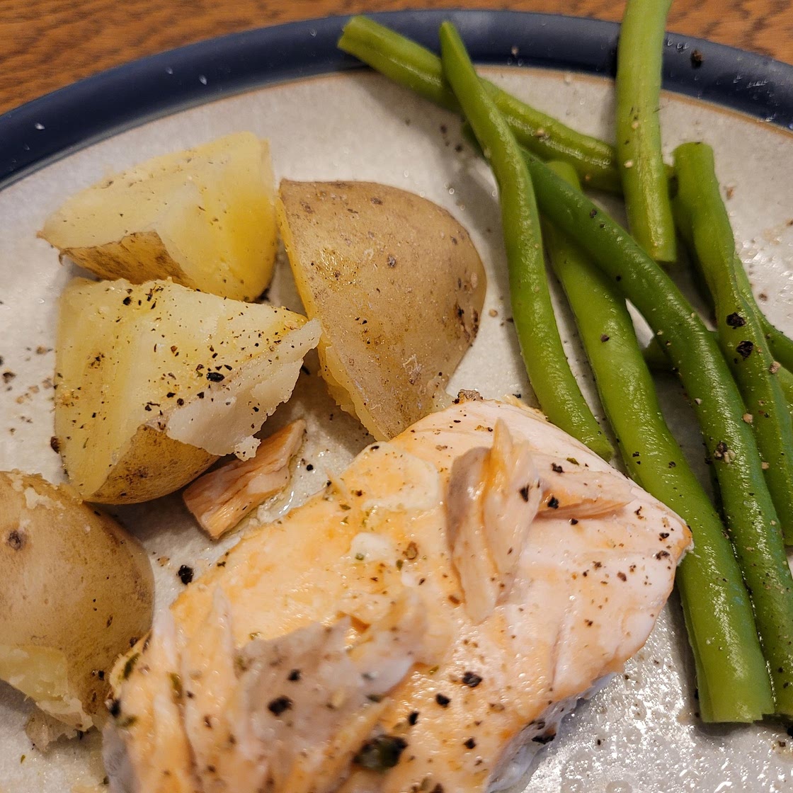 Salmon blasus, tatws a ffa