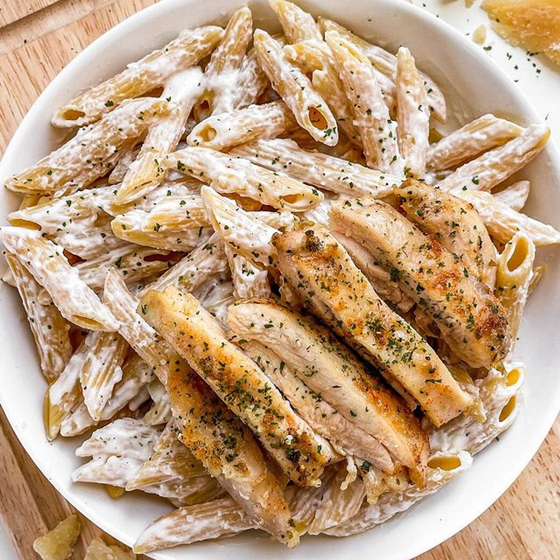 Healthy Chicken Alfredo Pasta (high protein/gf) 😋🍽 a healthier alfredo sauce that’s lean, protein-packed, and incredibly creamy. made with Greek yogurt instead of heavy cream, all you need are five main ingredients and 10 minutes! trust me, this easy din